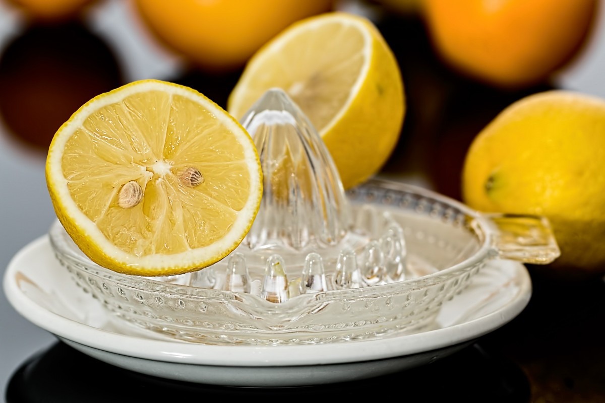 Лимонным соком лечат авитаминозы С и В, цингу, кровоточивость десен и стоматит